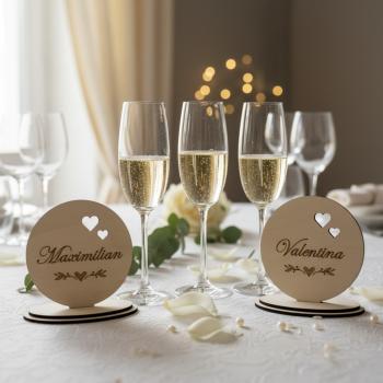 „Runde Platzkarte aus Birkensperrholz mit graviertem Vornamen in ovaler Halterung, dekorativ auf einem Tisch arrangiert.“